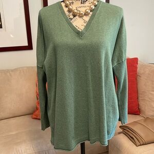 J.Jill green, V neck knit tunic, ribbed sleeve same detail at V neck, side vents